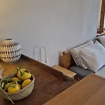 Adele House 斯科派洛斯